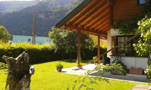 a house with a porch with a view of a mountain at Ferienwohnung Am Pflanzgarten in Ebensee
