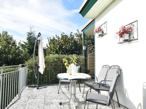 Striking Holiday Home in Sternberg with Jettyにあるバルコニーまたはテラス