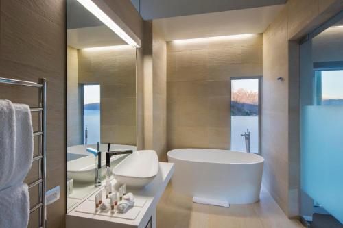 Villa De Luxe, a Relax it's Done luxury holiday home tesisinde bir banyo