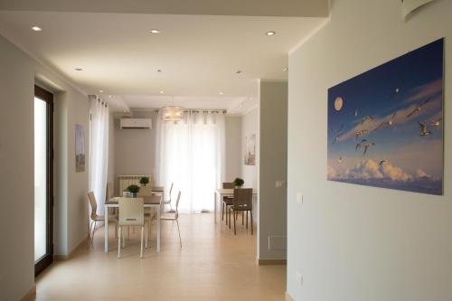 jadalnia i salon ze stołem i krzesłami w obiekcie B&B Olganna w mieście Vasto