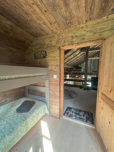 a small room with a bunk bed in a cabin at La Chotte du Musher in Champéry