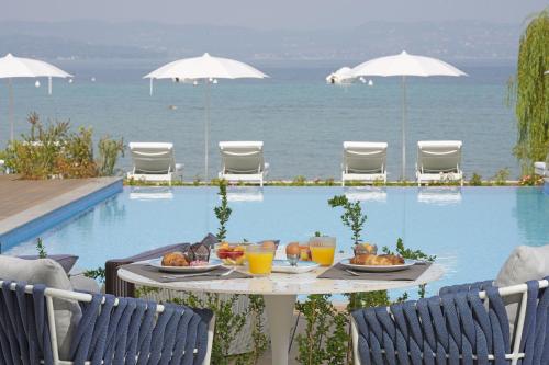 Bazén v ubytování Hotel Unico by Dori nebo v jeho okolí