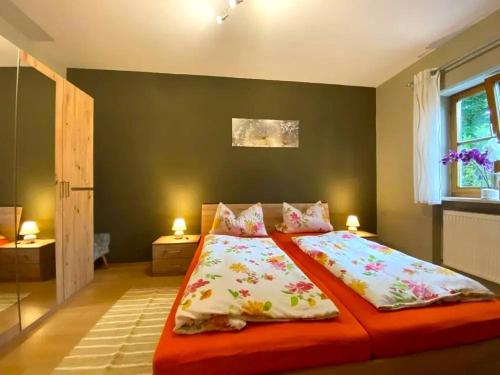 ZentingにあるComfortable apartment in Zenting in Lower Bavariaのベッドルーム1室(ベッド1台、枕2つ付)