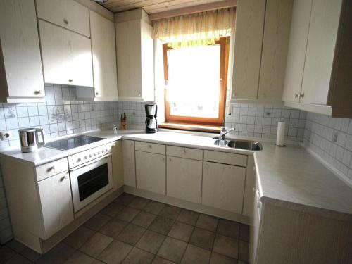 Kuchyň nebo kuchyňský kout v ubytování Cozy Apartment in Ruhmannsfelden with Swimming pool