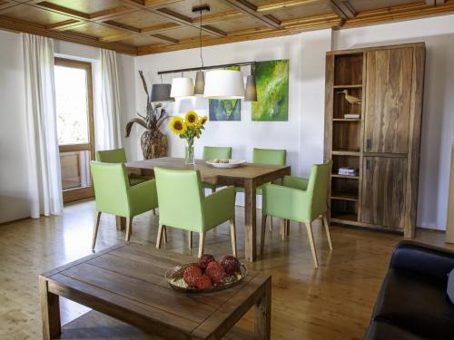 Posezení v ubytování Cozy Apartment in Ruhmannsfelden with Swimming pool