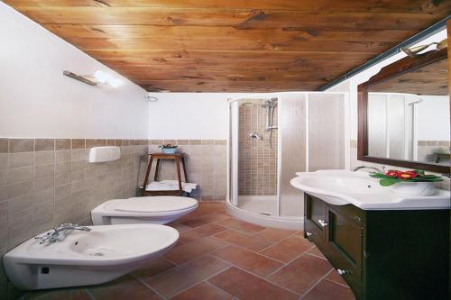Ένα μπάνιο στο Mansion in Montefiascone with Swimming Pool