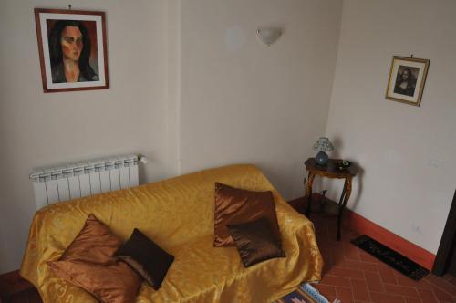 a living room with a couch with pillows on it at B&B Le Torri Di Firenze in Fiesole