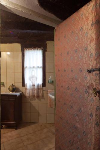 a bathroom with a sink and a window at Al Museo in Ponte