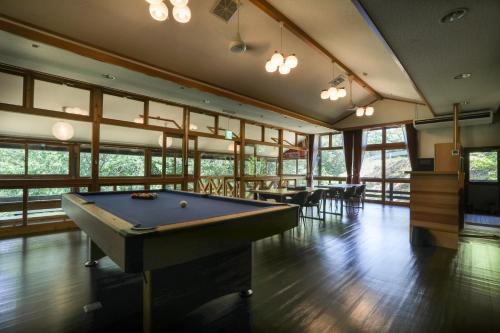 Una sala de billar con una mesa de billar en ella en Private Cottage SORABE, en Tsuwano