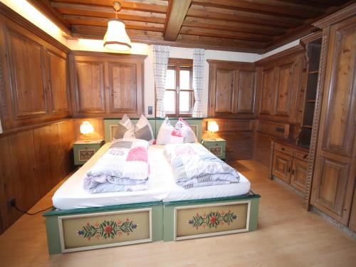 Ένα ή περισσότερα κρεβάτια σε δωμάτιο στο Sprawling Mansion near Ski Area in Salzburg