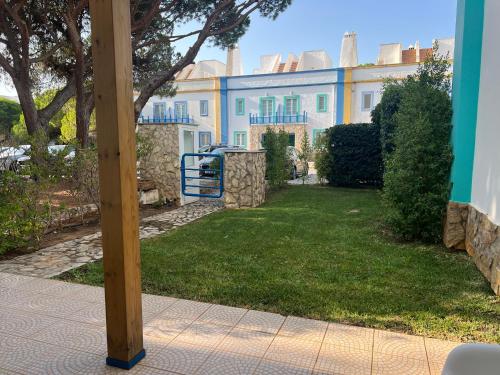 Κήπος έξω από το Moradia V3 na Urbanização Praia Verde