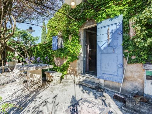 Charming Cottage in Oppède amidst Vineyards