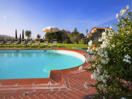 Bazén v ubytování Agriturismo near Cortona with swimming pool nebo v jeho okolí