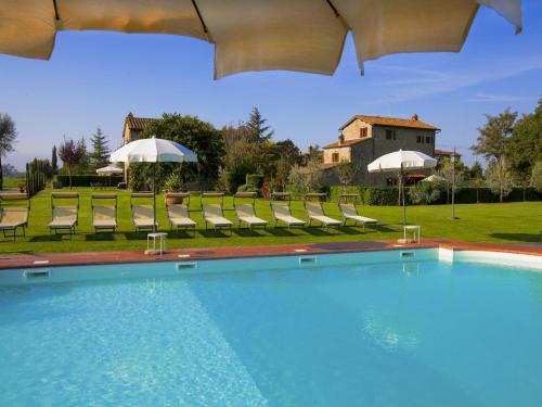 Bazén v ubytování Agriturismo near Cortona with swimming pool nebo v jeho okolí
