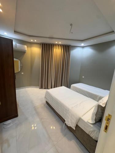 Кровать или кровати в номере شقق وتين Wateen Apartments I