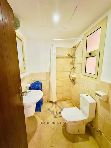 クセイルにあるValerianoのトイレと洗面台付きのバスルーム