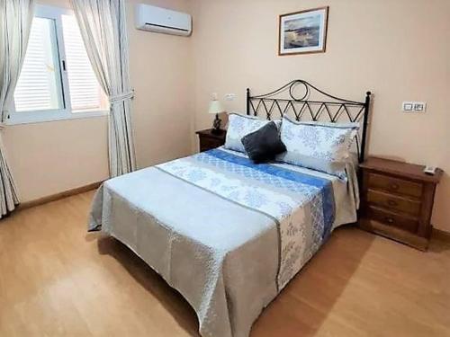 Un dormitorio con una cama grande y una ventana en Attractive holiday home in Vera Playa with pool, en Playas de Vera