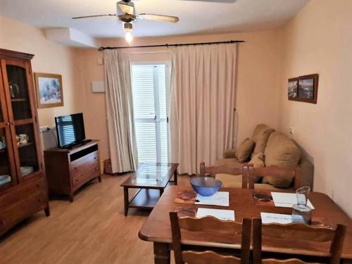 una sala de estar con una mesa y un sofá en Attractive holiday home in Vera Playa with pool, en Playas de Vera