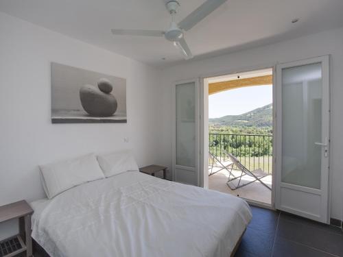 Ένα ή περισσότερα κρεβάτια σε δωμάτιο στο Roquebrun Villa with Pool