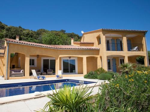 una casa con una piscina di fronte di Roquebrun Villa with Pool a Roquebrun
