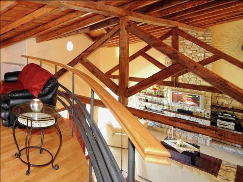 una camera con scala con sedia e tavolo di Scenic Villa in Paleokastrites with Sauna a Gouviá