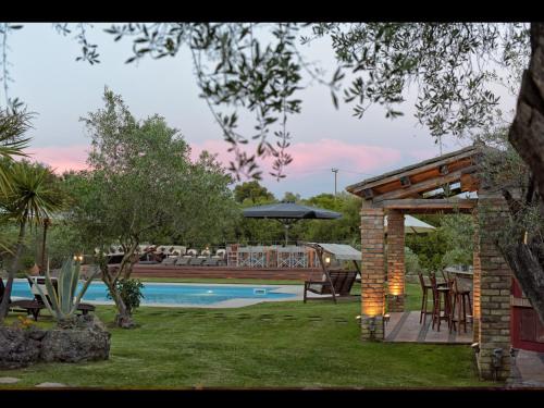 un cortile con piscina e un padiglione di Scenic Villa in Paleokastrites with Sauna a Gouviá