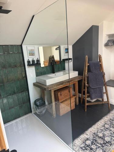 Ein Badezimmer in der Unterkunft The Old Stables at 1A