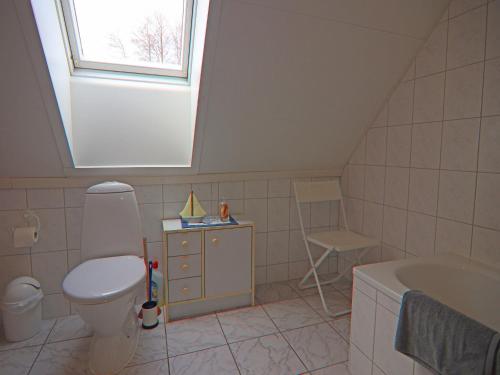 Bilik mandi di Modern Apartment in Wittenbeck with Terrace, Fenced Garden