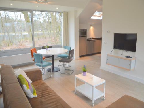 Μια τηλεόραση ή/και κέντρο ψυχαγωγίας στο Alluring Holiday Home in Limburg near Forest