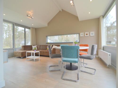 Χώρος καθιστικού στο Alluring Holiday Home in Limburg near Forest
