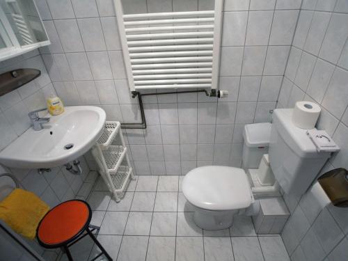 Ένα μπάνιο στο Large detached holiday home in Hesse with private garden and terrace