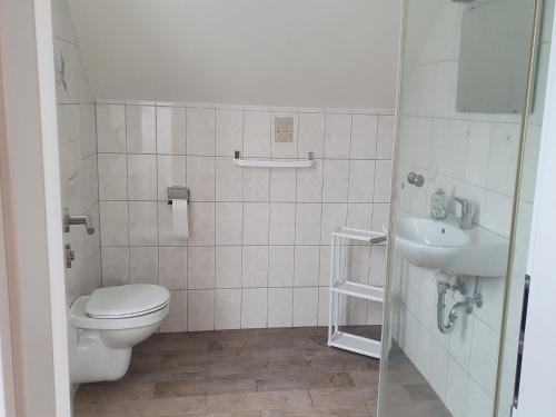 Ένα μπάνιο στο Large detached holiday home in Hesse with private garden and terrace