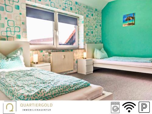 a bedroom with green walls and a bed and a window at Monteurwohnung mit Stil in Schwarzheide