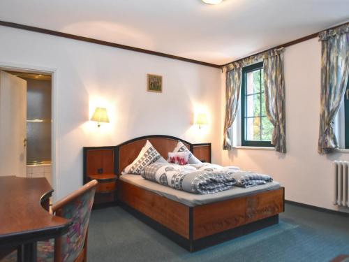 Cama o camas de una habitación en Luxurious Apartment in Jägersgrün with Saunas