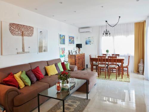 ブレラにあるCozy apartment with a balcony and a sea viewのソファとテーブルのあるリビングルーム