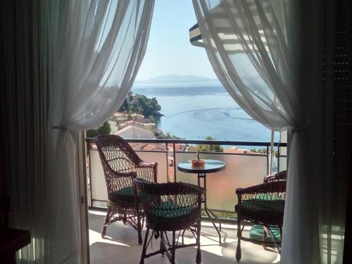 ブレラにあるCozy apartment with a balcony and a sea viewの海の景色を望むバルコニー(椅子、テーブル付)