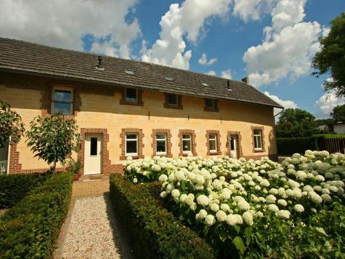 Κήπος έξω από το Lovely Farmhouse in Wijlre with Forest nearby