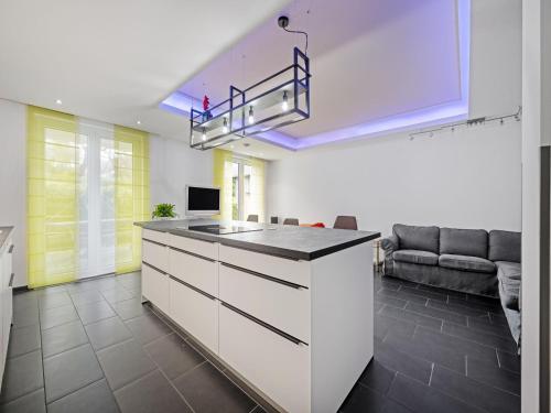 TV a/nebo společenská místnost v ubytování Pleasant apartment in Herscheid-Sauerland with balcony