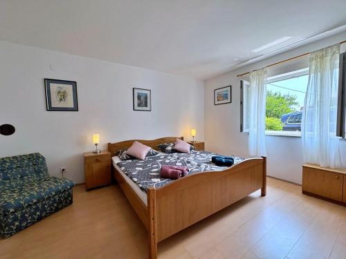 une chambre avec un lit, un canapé et une fenêtre dans l'établissement Apartments Zlatica, à Šilo