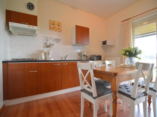 Holiday Home in Geesteren with Roof Terrace,Garden Furnitureにあるキッチンまたは簡易キッチン