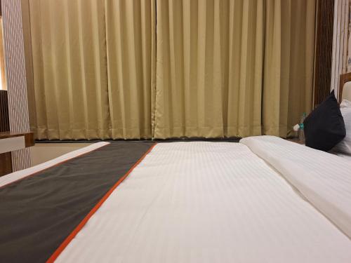 Postel nebo postele na pokoji v ubytování M Hotel Ayaan residency