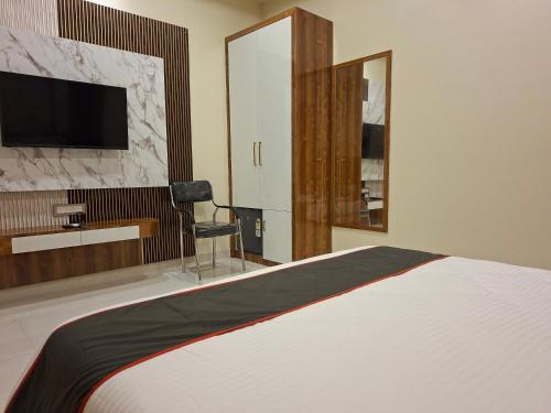 Postel nebo postele na pokoji v ubytování M Hotel Ayaan residency
