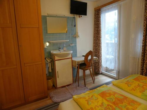 Group Holiday Home in Hippach with dreamy viewsにあるベッド