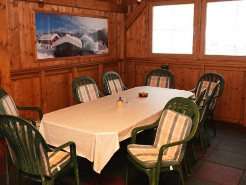 Group Holiday Home in Hippach with dreamy viewsにあるレストランまたは飲食店