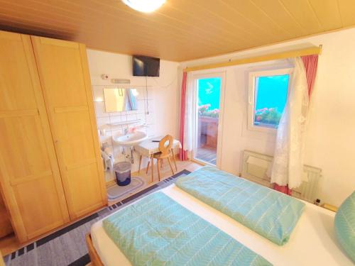 Group Holiday Home in Hippach with dreamy viewsにあるベッド