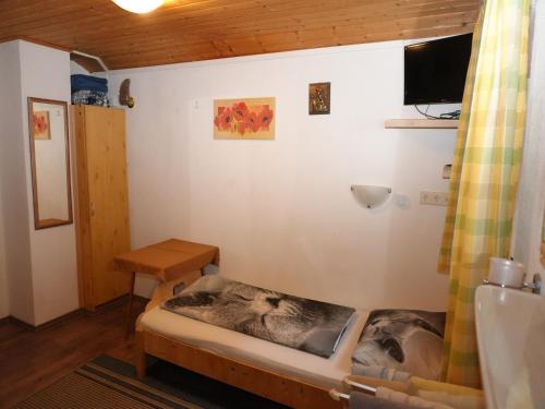 Group Holiday Home in Hippach with dreamy viewsにあるベッド