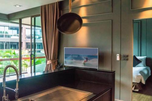 Postel nebo postele na pokoji v ubytování Luxury King Bed Apartment with Pool View and Sauna