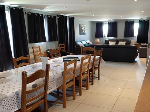 Un restaurante u otro lugar para comer en Contemporary Holiday Home in Houffalize with Private Garden
