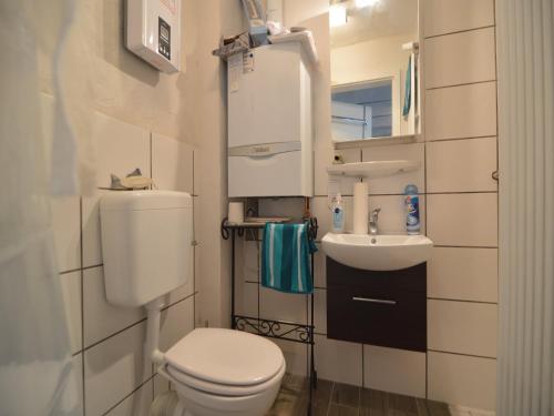 Bilik mandi di Cozy Apartment in Immerath with Fishing Near