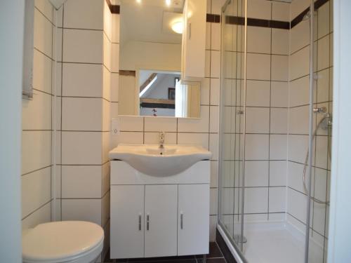 Bilik mandi di Cozy Apartment in Immerath with Fishing Near
